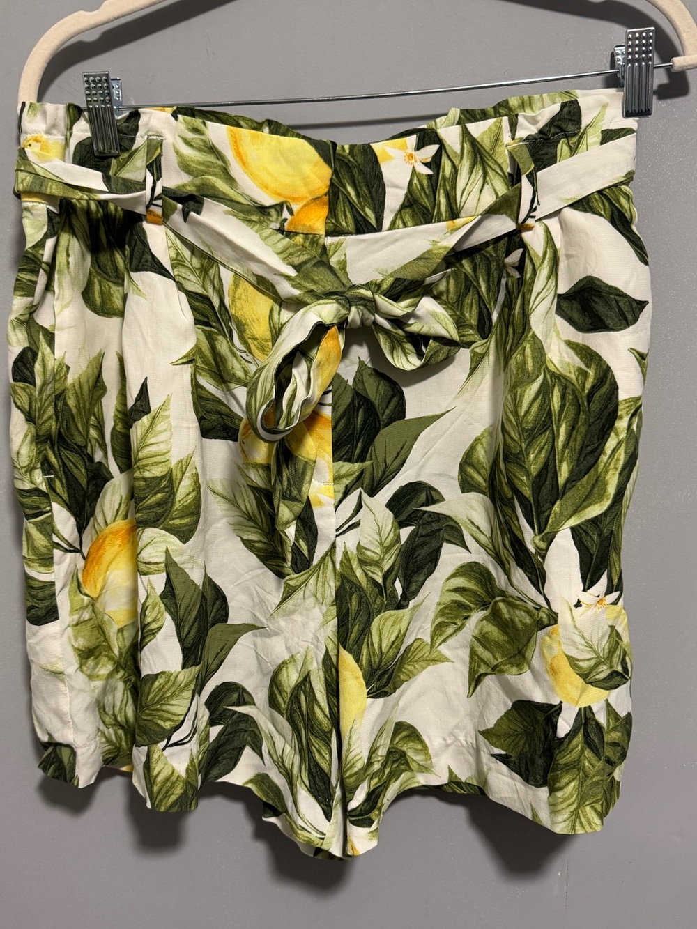 NWT- H&M- White, Green & Yellow Lemon-Print Tie-Waist Shorts. Size 12